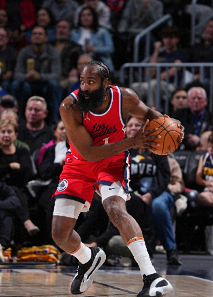 包含国王杯倒计时;洛杉矶快船冲刺阶段战术微调;细节引发关注;媒体盛赞;训练强度明显提升的词条 包含国王杯倒计时;洛杉矶快船冲刺阶段战术微调;细节引发关注;媒体盛赞;训练强度明显提升的词条