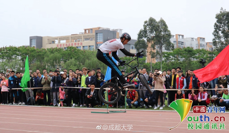 成都蓉城训练开放日,赛前调整名单引欢呼,足总杯在即,更衣室氛围转暖的简单介绍 成都蓉城训练开放日,赛前调整名单引欢呼,足总杯在即,更衣室氛围转暖的简单介绍