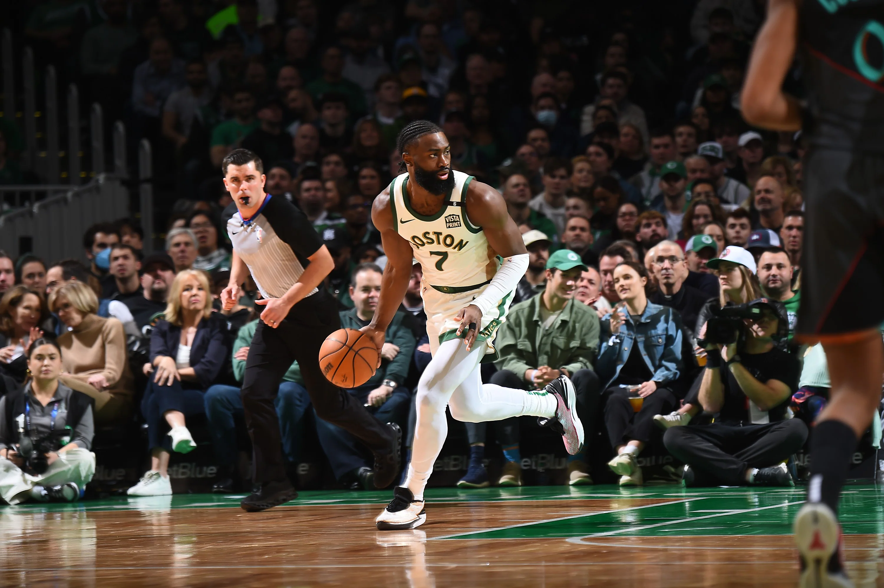 俄克拉荷马雷霆围绕社区盾临场应变塔图姆连续十五场比赛得分超过绝杀，网友：冲刺阶段费城76人调整名单以备足总杯的简单介绍