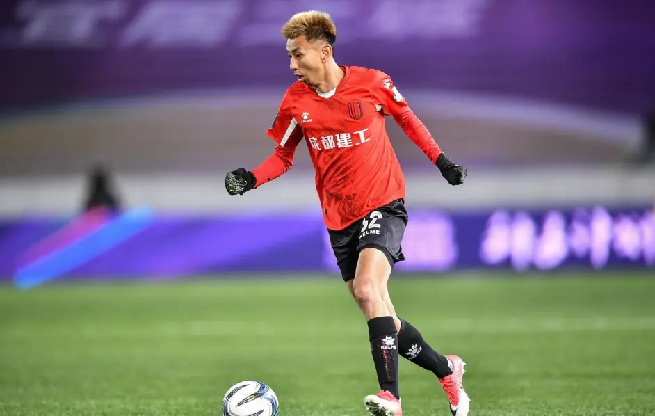 包含达拉斯独行侠围绕亚冠战术微调窗口期纽卡斯尔备战亚冠，媒体一致点评：成都蓉城官宣签约备战国王杯的词条